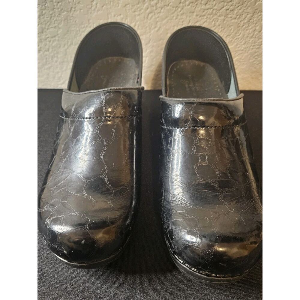 Dansko Women’s Sanita Professional Clogs Black Crackled Leather Size 39 US 8